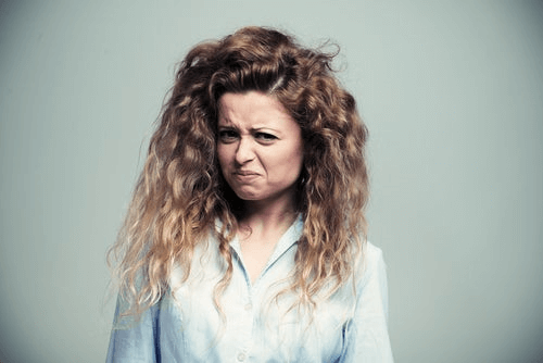 Une femme envahie par le dégoût