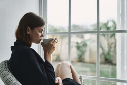 Une femme qui pense aux actions significatives