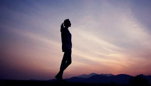 Une femme qui pense à la culpabilité du survivant