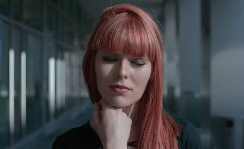 Une femme en train d'essayer d'entraîner le cerveau à être heureux