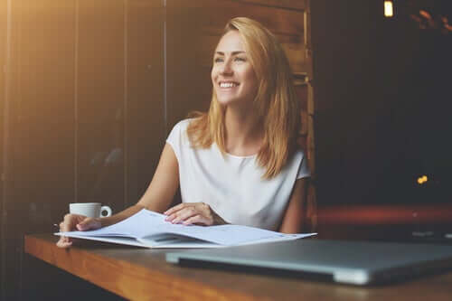 Une femme qui sourit au bureau car elle construit sa vocation