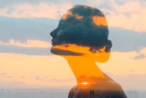 Le visage transparent d'une femme dans les nuages
