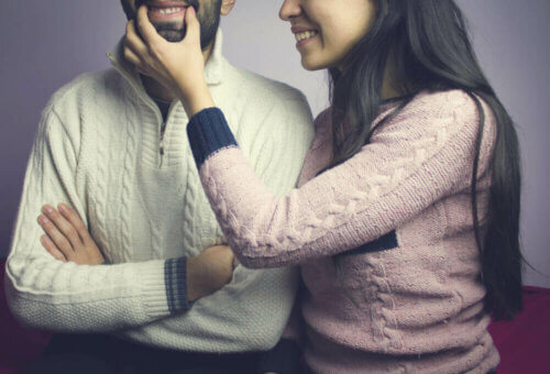 Une femme qui force un homme à sourire