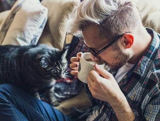 Un homme et son chat confinés dans un petit appartement