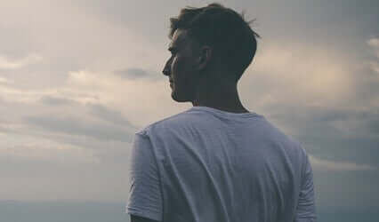 Un homme regardant l'horizon avec le COVID-19 en tête