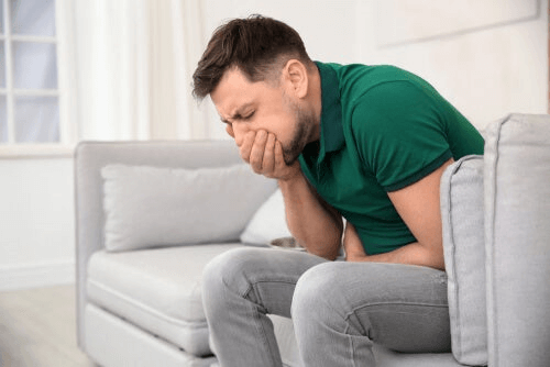 Un homme sur le point de vomir car le dégoût l'habite