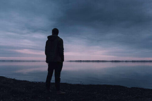 Un homme triste face à la mer