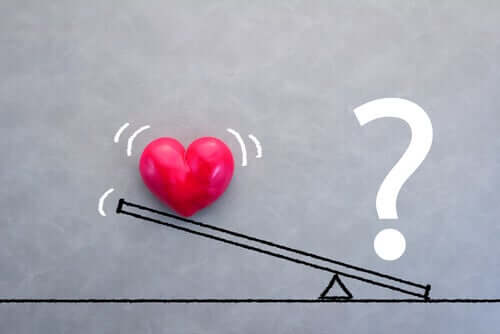 Un coeur et un point d'interrogation sur une balance