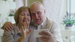 Nous prendrons à nouveau nos grands-parents dans les bras (les liens à distance)