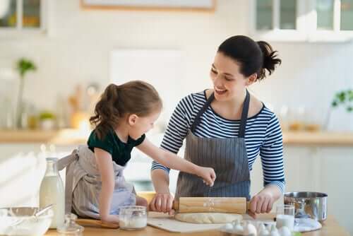 Une maman et sa fille qui cuisinent