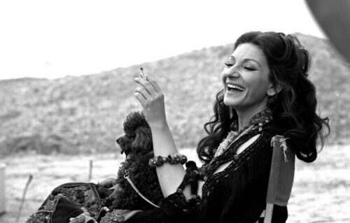 Une photo de Maria Callas qui rit.