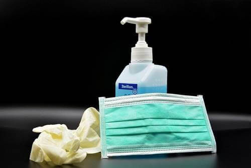 Un masque, un gel désinfectant et une paire de gants