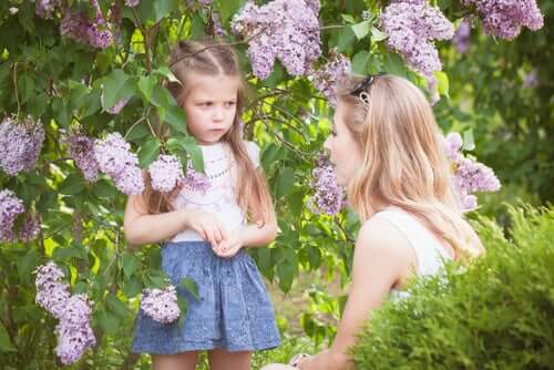 Une petite fille apprenant à écouter le "non" de sa mère