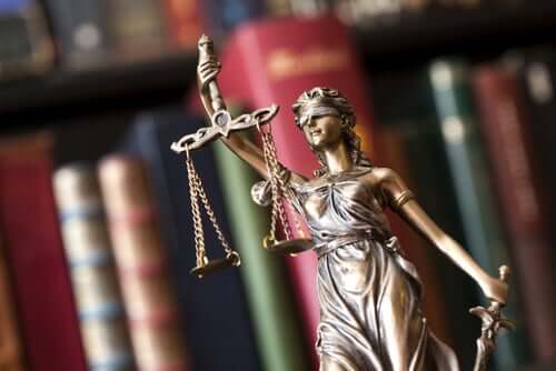 Une statuette qui symbolise la loi