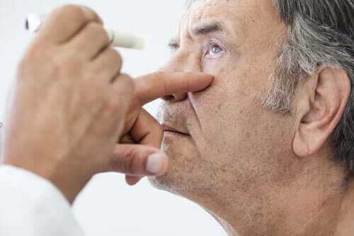 L'examen des yeux d'un homme après une opération de la cataracte.