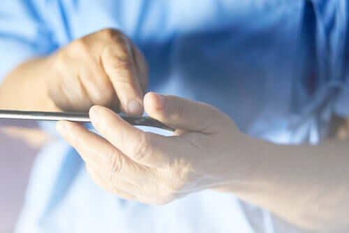 Une personne âgée avec un téléphone portable