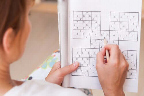 Une personne faisant un sudoku, une forme de neurobique