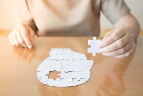 Le puzzle d'une tête avec une pièce manquante représentant la démence frontotemporale