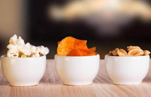 Trois bols avec des snacks pour le confinement