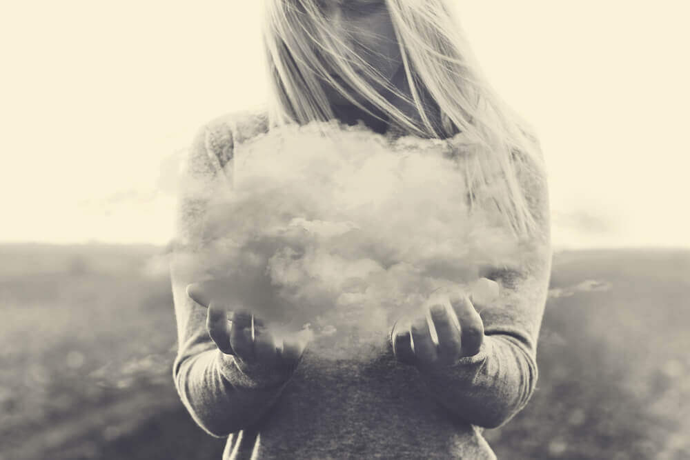 Les obsessions pures d'une femme matérialisées par un nuage