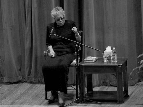 Maya Angelou pendant une interview