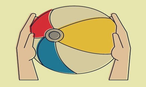 Un ballon entre les mains