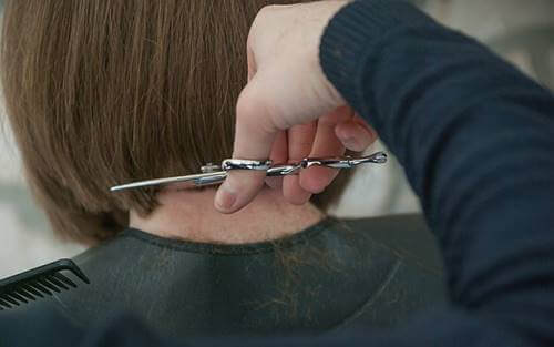 Se couper les cheveux : faites-le chez vous !