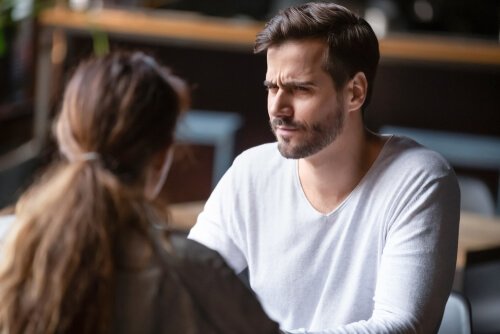 Un homme recevant des messages contradictoires