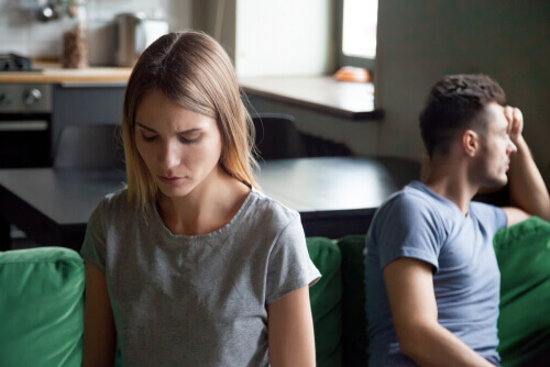 Un couple se tournant le dos
