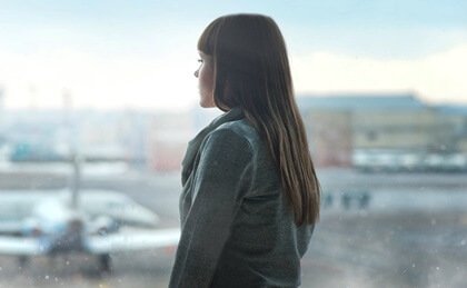 Une femme croyant en la philosophie d'Alice qui tourne le dos à la réalité