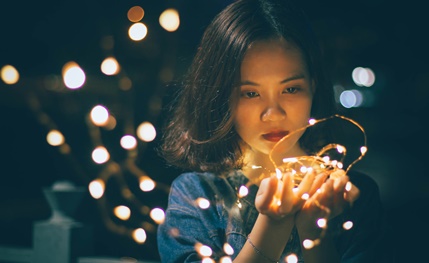 Une jeune femme ayant de hautes capacités intellectuelles