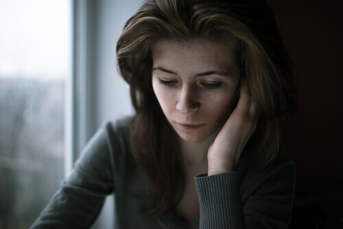 Une femme pensive car elle a du mal à demander de l'aide