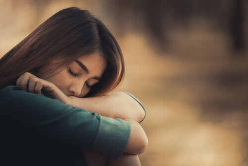 Une femme triste car elle fait partie des éponges émotionnelles