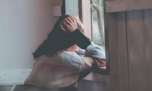 Une femme faisant partie des éponges émotionnelles