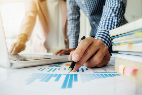 Deux personnes calculant le coefficient de Pearson.