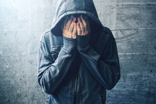 Un homme victime du noeud cannabis-tabac