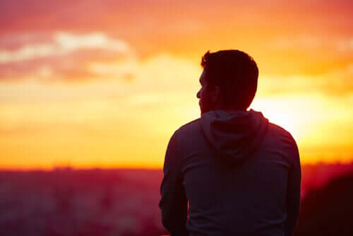 L'acceptation et le renoncement dans les pensées d'un homme qui regarde l'horizon