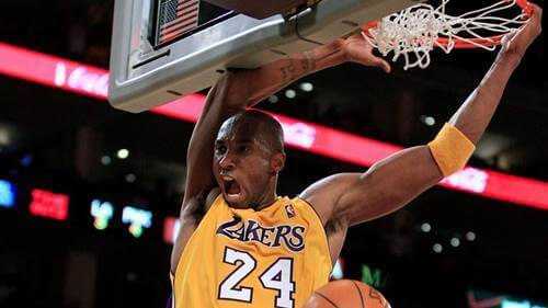 Kobe Bryant mettant un panier