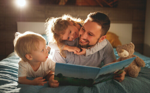 Un père travaillant à la compréhension écrite de ses enfants.