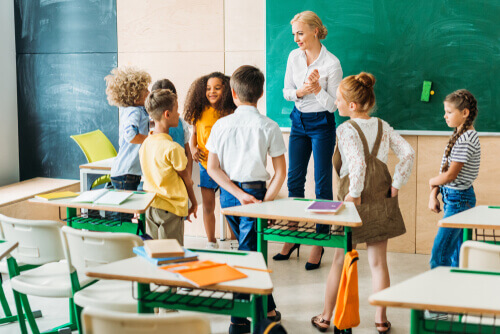 Un professeur avec ses élèves en classe