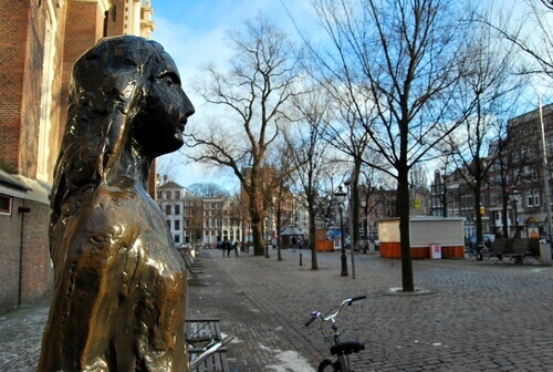 Une statue d'Anne Frank