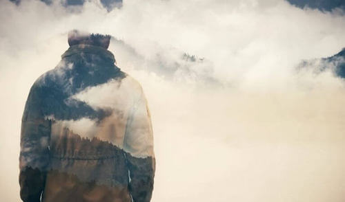 Un homme pensant à la thérapie des sons binauraux