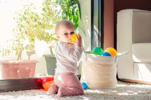Un bébé qui joue avec des balles