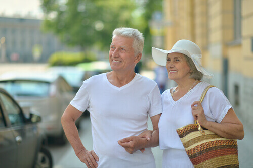 Un couple de personnes âgées vivant dans une des villes "age-friendly"