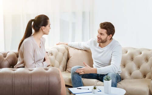 Un couple en train de parler de sexe