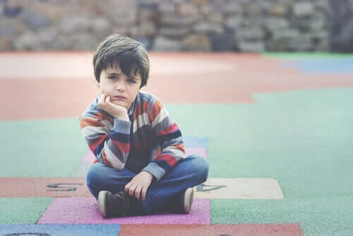 Un enfant assis qui pense