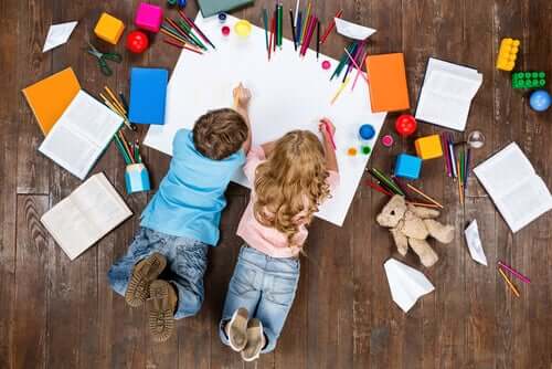 Des enfants faisant des dessins