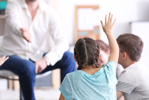 Des enfants et leur professeur