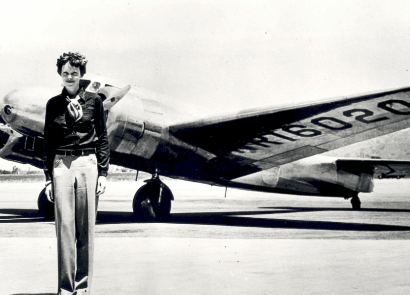 Amelia Earheart devant un avion