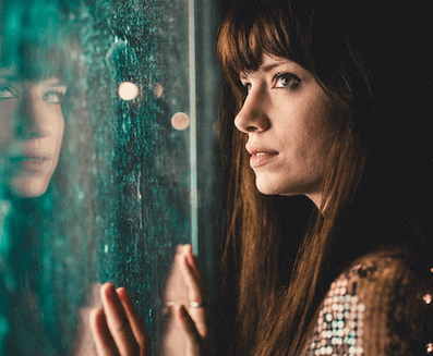 Une femme pensant à ses vides émotionnels